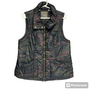 Maurice’s dark gray camo puffer vest XL.  No fur collar gold hardware